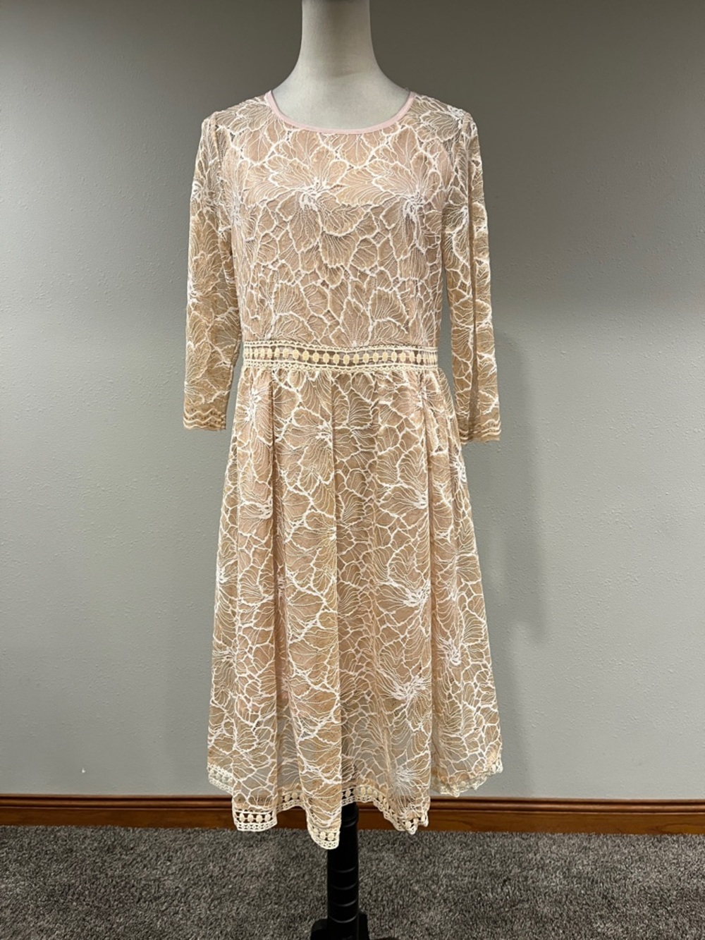 Formal Cream Gold floral Lace fit and flare 3/4 sleeves Dress size‎ large